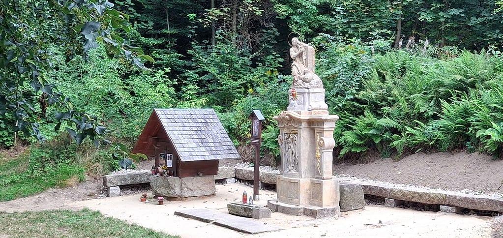 Celkový pohled na kalvárii po osazení a dokončení úprav okolí (září 2025)