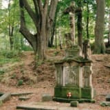 Kalvárie v roce 1996. Balustráda dávno zmízela, chybí socha Panny Marie, ostatním sochy nemají hlavy, kříž s Kristem se pomalu rozpadá (SOkA Liberec)